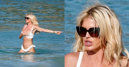 50-letnia Victoria Silvstedt odziana w białe bikini pluska się w karaibskich wodach. Czas się dla niej zatrzymał?