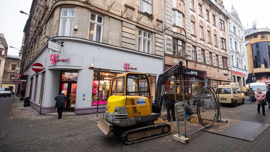 Robotnicy powoli opuszczają skrzyżowanie w centrum Bielska-Białej.