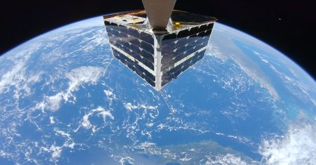 Wyciągnął ramię i strzelił nieziemskie selfie. Ten satelita wie, jak się pokazać