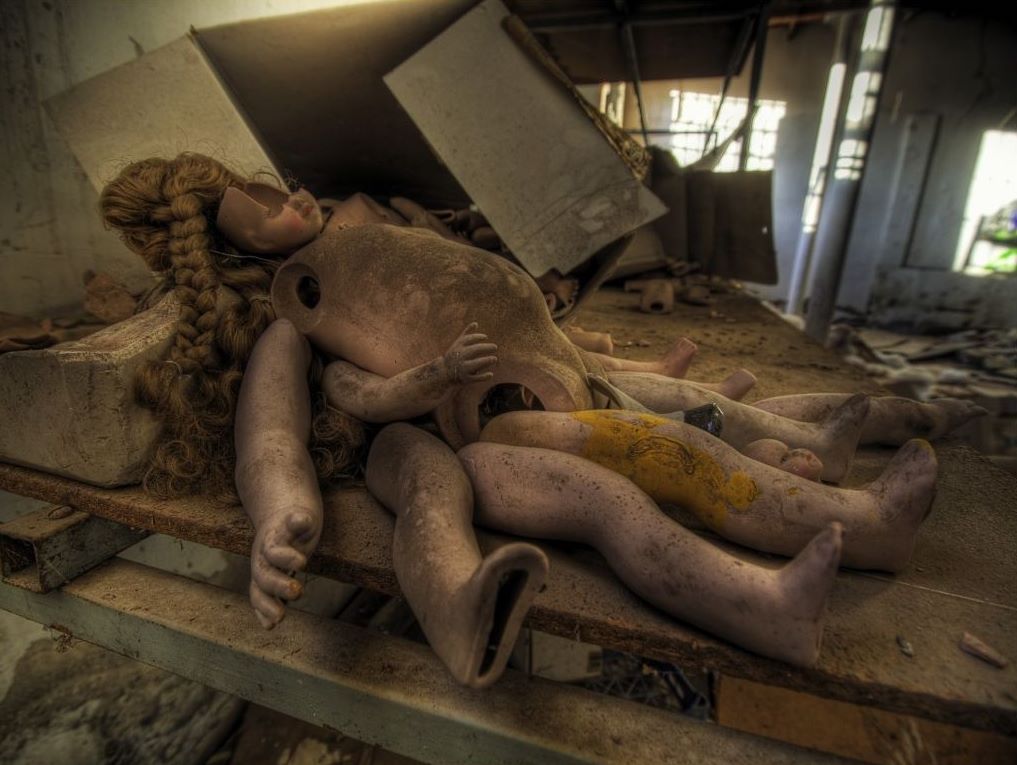 Przerażająca wycieczka po opuszczonej fabryce lalek [zdjęcia]