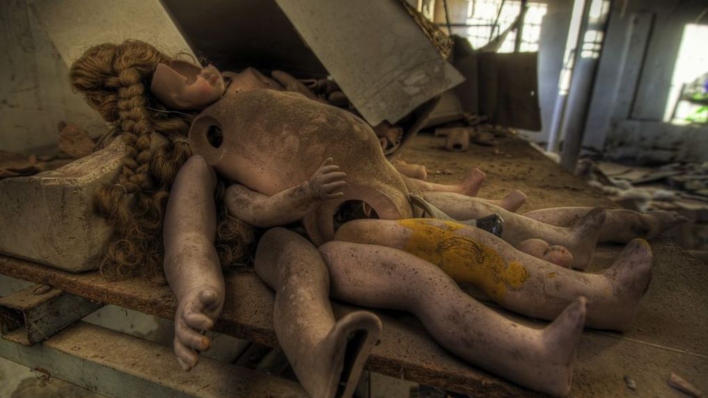 Przerażająca wycieczka po opuszczonej fabryce lalek [zdjęcia] 1