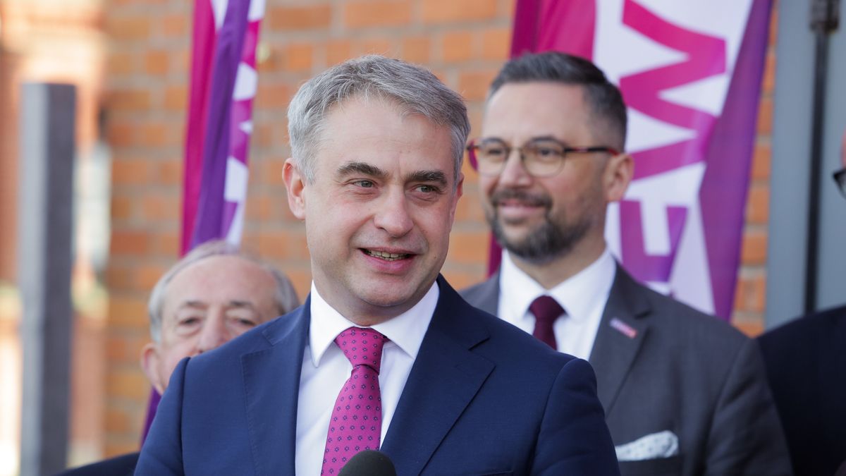 Olsztyn, 15.11.2025. Wicepremier, minister cyfryzacji Krzysztof Gawkowski podczas konferencji prasowej w Kuźni Społecznej w Olsztynie, 15 bm. (mr) PAP/Tomasz Waszczuk