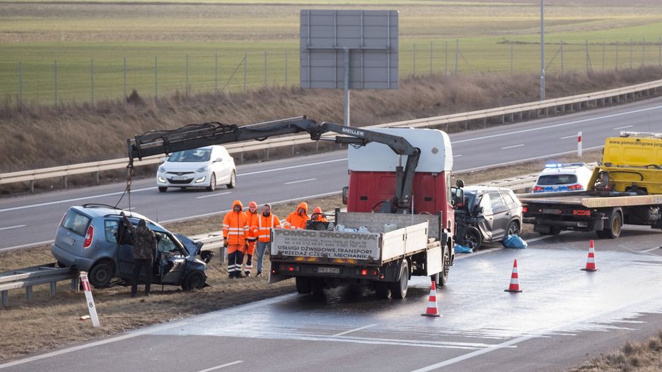 Kościan, 01.02.2024. Miejsce śmiertelnego wypadku na S5 koło Kościana, 1 bm. Jedna osoba zginęła w czołowym zderzeniu dwóch aut na trasie S5 między węzłami Czempiń i Kościan Północ. (mr) PAP/Jakub Kaczmarczyk ***Zdjęcie do depeszy PAP pt. Wielkopolskie/ Koniec utrudnień na S5 w stronę Wrocławia***