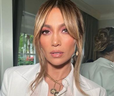 Zapięła koszulę na jeden guzik. Ale to buty Jennifer Lopez zrobiły wrażenie