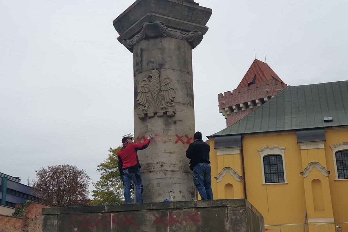 Strajk kobiet. Kibice Lecha czyścili pomnik. Przekazali ważny apel