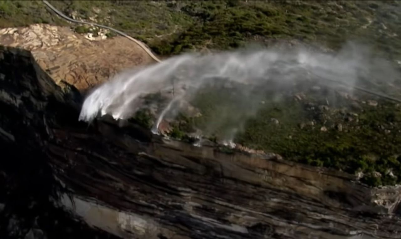 Przerażające "odwrócone wodospady" w Australii. Kolejne niecodzienne zjawisko [WIDEO]
