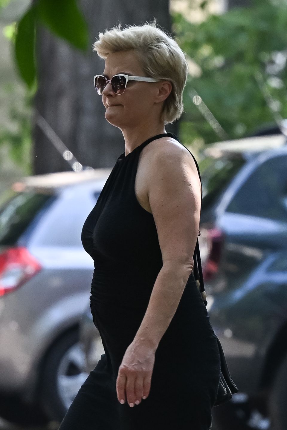 Monika Richardson na mieście z psem