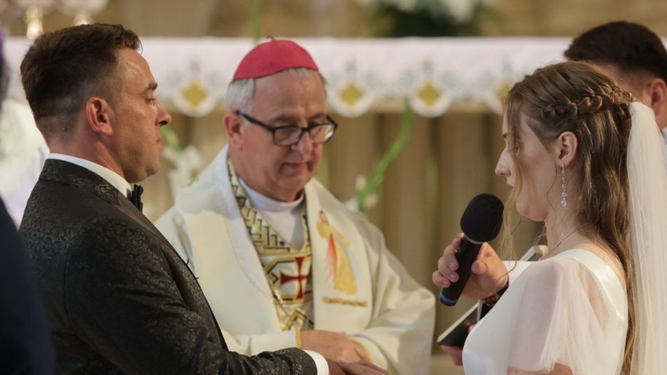 Katarzyna i Marek, którzy poznali się osiem lat temu na pielgrzymce, w czasie mszy świętej w Sanktuarium Brata Alberta w Busku-Zdroju powiedzieli sobie sakramentalne &#34;tak&#34;.