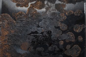 Tak szybko wyczyścisz blachę z piekanika bez szkodliwej chemii. Brud i przypalenia odchodzą niemal same