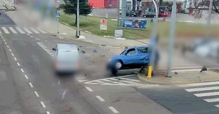 Moment groźnego zderzenia w Lublinie. Kierowca zlekceważył światła
