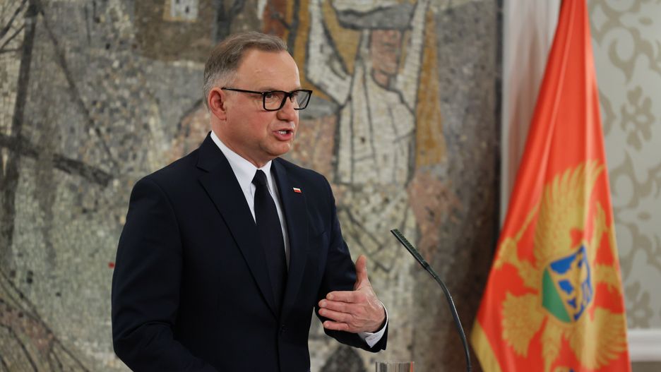 Podgorica, Czarnogóra, 23.06.2025. Prezydent RP Andrzej Duda podczas wspólnego z prezydentem Czarnogóry Jakovem Milatoviciem spotkania z mediami w Villi Gorica w Podgoricy, 23 bm. Polska para prezydencka rozpoczęła wizytę w Czarnogórze. (jm) PAP/Paweł Supernak