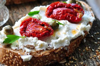 To biały ser delikatniejszy niż twaróg. Wzmacnia zęby i kości, pomaga zgubić boczki