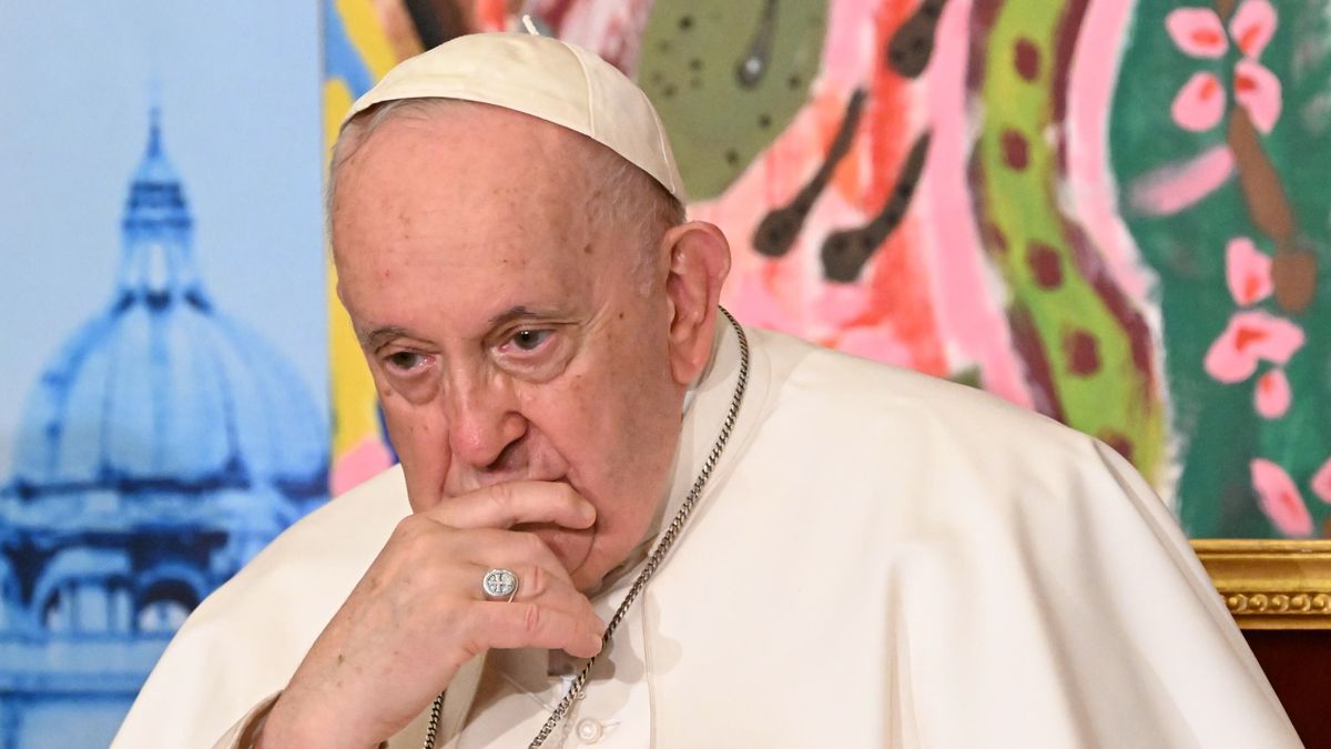 Pope Francis looks on during a meeting with students from international Catholic Schools at the Augustinianum Patristic Institute in Rome, Italy 25 May 2023. EPA/CLAUDIO PERI Dostawca: PAP/EPA.