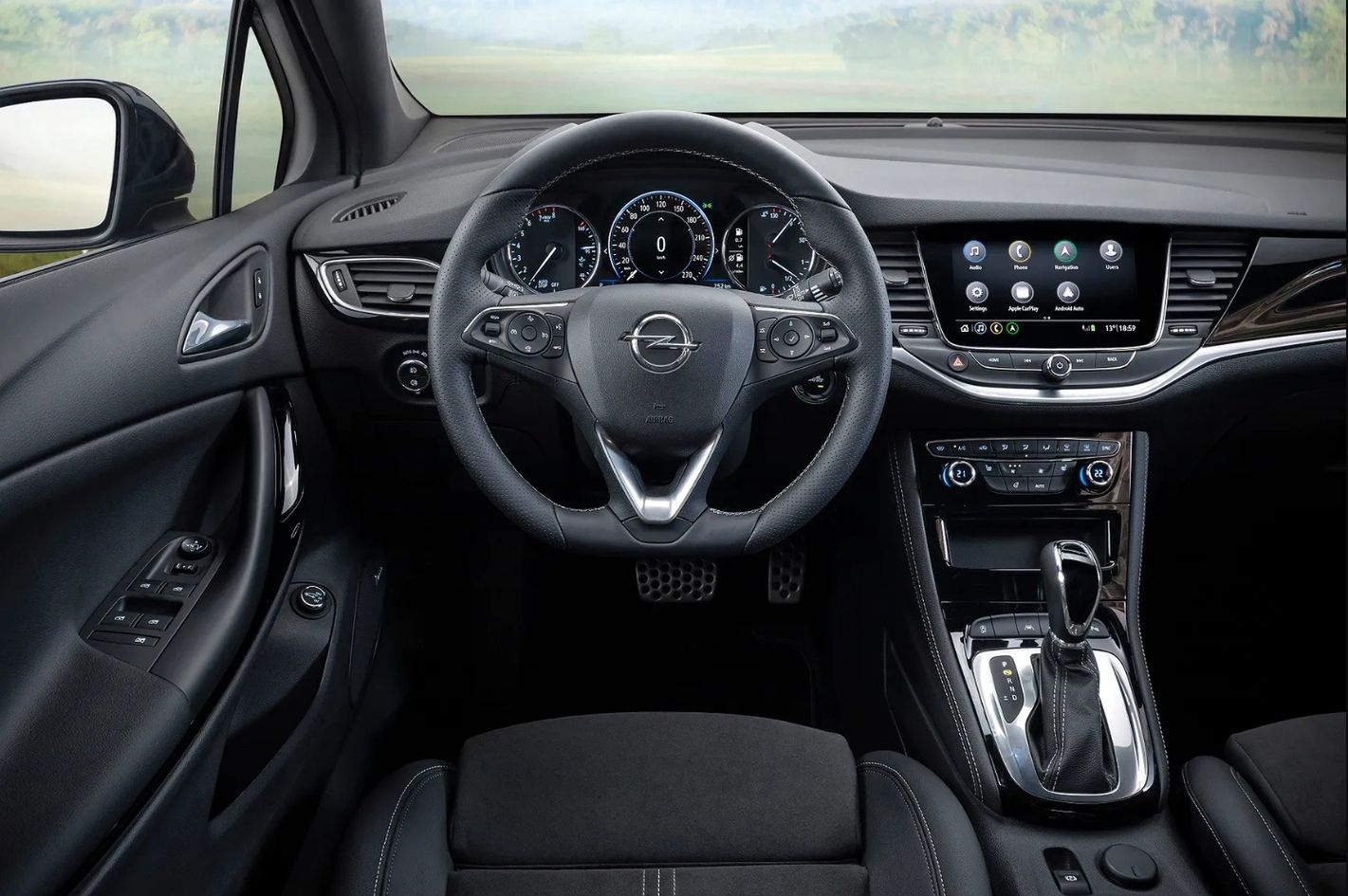 Opel Astra K i jej wnętrze po liftingu. Wskaźniki są cyfrowe, a multimedia poprawione