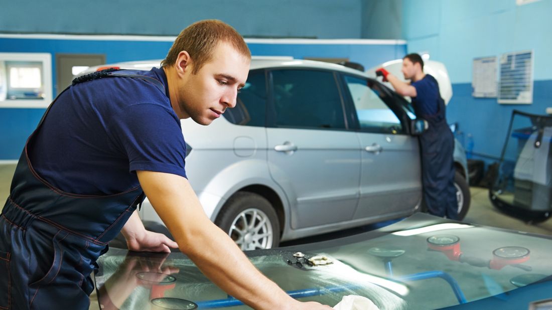 Mechanik naprawia szybę