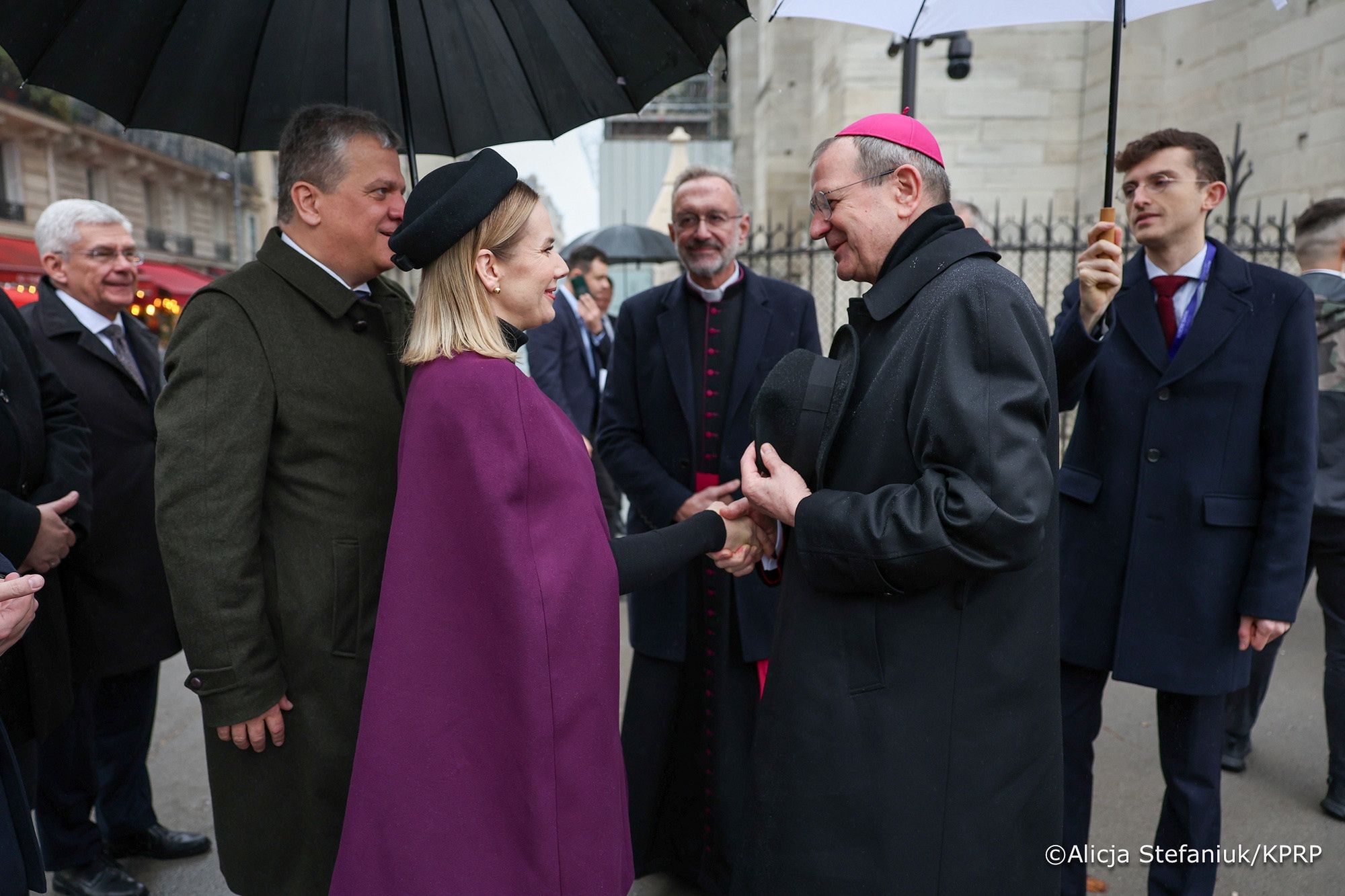 Pierwsza dama Marta Nawrocka w Paryżu przed Katedrą Notre-Dame