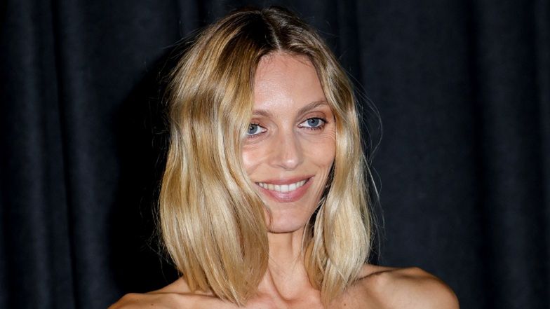 Anja Rubik wdzięczy się przed lustrem w skąpym bikini