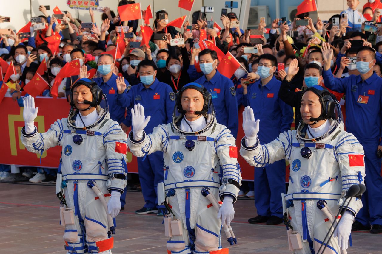 Chiny wysłały astronautów na swoją stację. Wśród nich jest cywil
