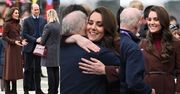 Kate Middleton spotkała dawnego nauczyciela podczas wizyty w Kornwalii! Dla niego ZŁAMAŁA PROTOKÓŁ (ZDJĘCIA)