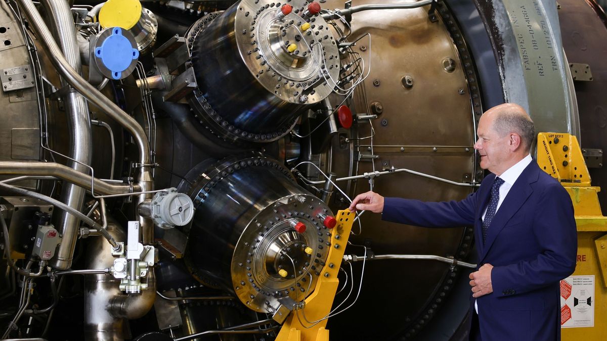 MUELHEIM AN DER RUHR, GERMANY - AUGUST 03: German Chancellor Olaf Scholz looks at the Siemens gas turbine intended for the Nord Stream 1 gas pipeline in Russia at a Siemens Energy facility on August 03, 2022 in Muelheim an der Ruhr, Germany. The turbine underwent maintenance in Canada and was supposed to already be delivered to Russia for installation back into the pipeline, but Russian energy company Gazprom has so far refused to accept the repaired turbine, citing insufficient documentation. German authorities have refuted Gazprom's claim and say the Russian government is stalling. Russia is still supplying gas to Germany via Nord Stream 1, albeit at a much reduced flow. The two countries are at odds over the ongoing Russian war in Ukraine. (Photo by Andreas Rentz/Getty Images)