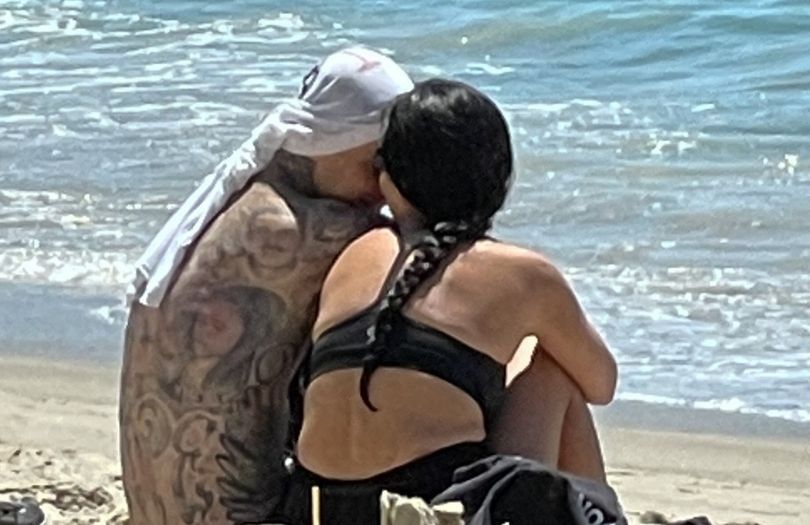 Kourtney Kardashian i Travis Barker wymieniają czułości na plaży