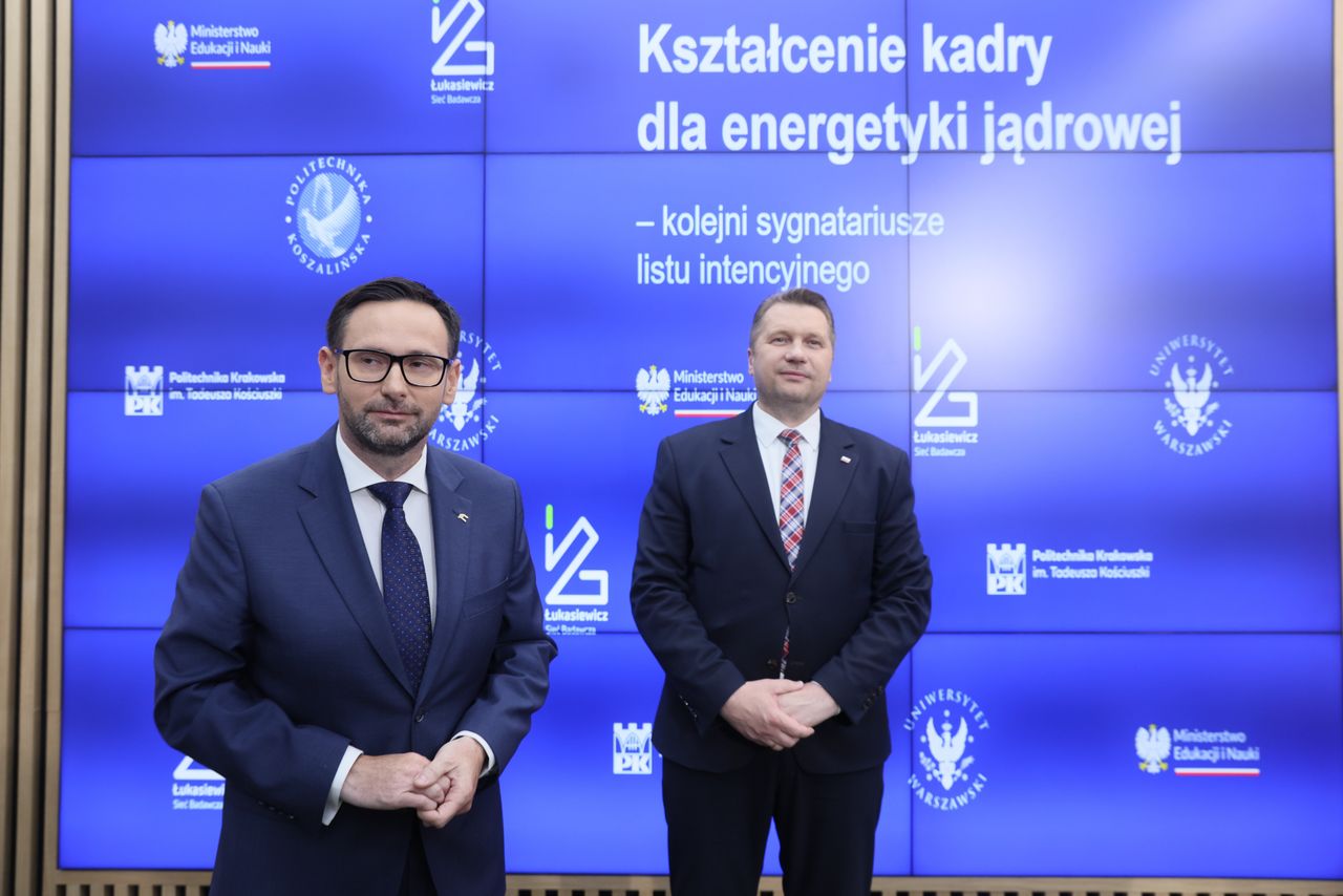 Warszawa, 31.05.2023. Prezes PKN Orlen Daniel Obajtek (L) oraz minister edukacji i nauki Przemysław Czarnek (P) podczas konferencji prasowej w siedzibie MEiN w Warszawie, 31 bm. Temat spotkania: "Ogłoszenie powstania Europejskiego Centrum Kształcenia Kadr dla Energetyki Jądrowej (ECKKJE)". (amb) PAP/Leszek Szymański