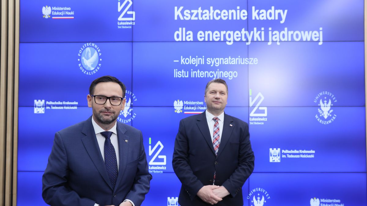 Warszawa, 31.05.2023. Prezes PKN Orlen Daniel Obajtek (L) oraz minister edukacji i nauki Przemysław Czarnek (P) podczas konferencji prasowej w siedzibie MEiN w Warszawie, 31 bm. Temat spotkania: "Ogłoszenie powstania Europejskiego Centrum Kształcenia Kadr dla Energetyki Jądrowej (ECKKJE)". (amb) PAP/Leszek Szymański
