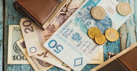 Tym osobom należy się prawie 350 złotych dodatku do emerytury. Oto zasady wypłaty z ZUS