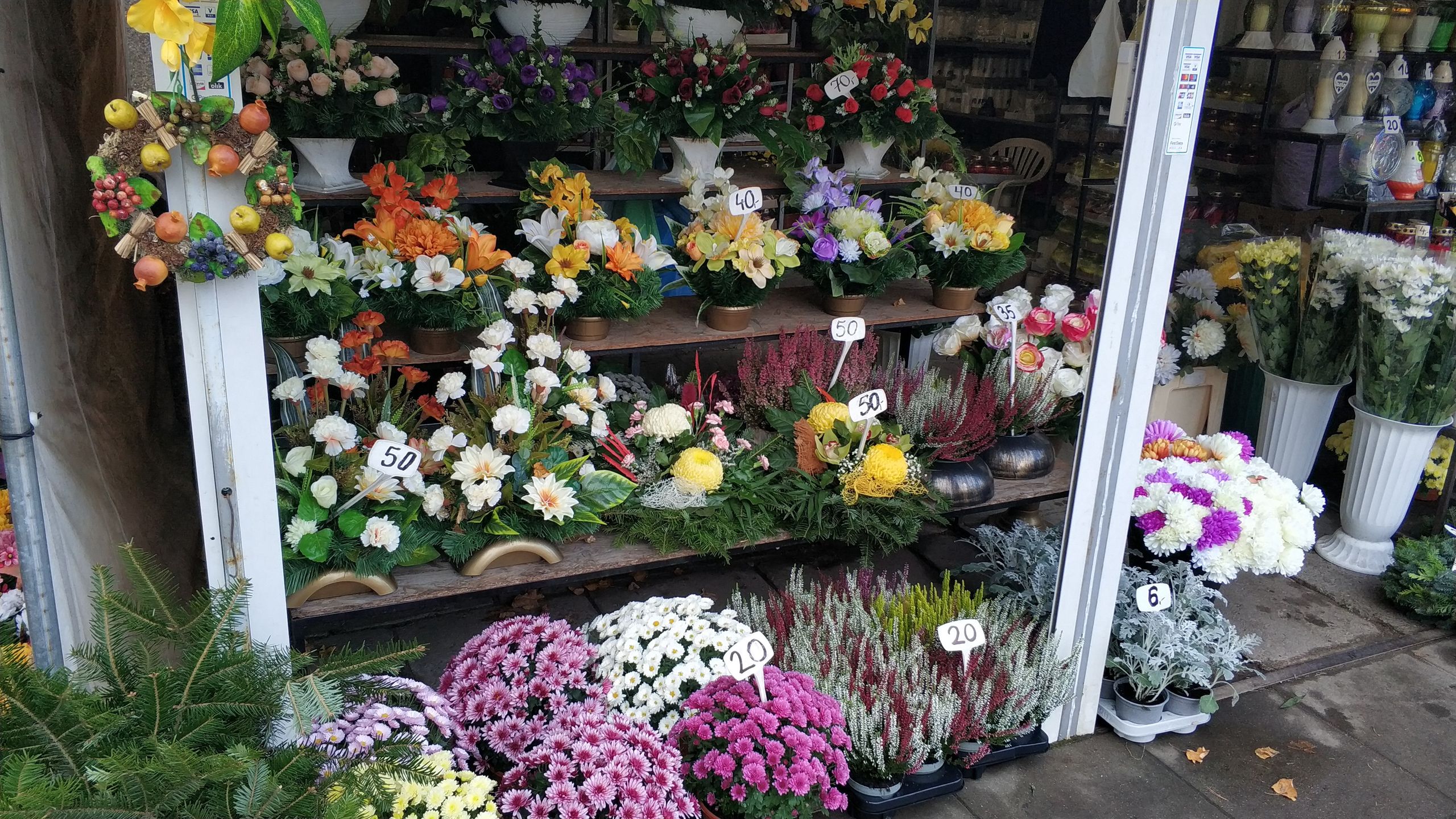 Zdjęcie przedstawia stoisko z kwiatami