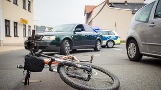 Tragiczny wypadek na drodze wojewódzkiej nr 653. Potrącenie rowerzysty na trasie Sejny - Suwałki. Kierowca jednośladu nie żyje