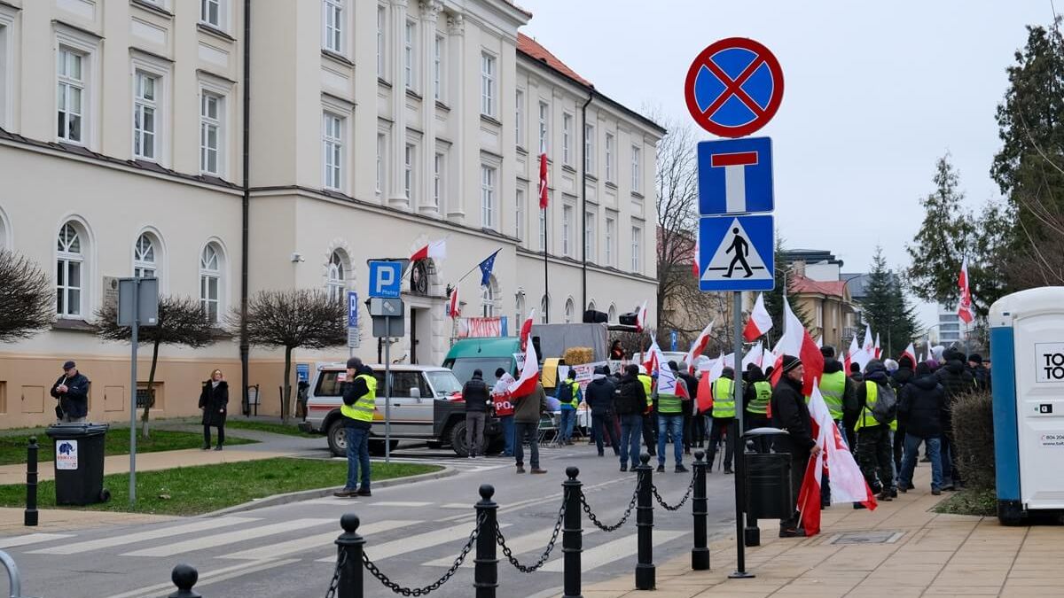 Protest rolników przed Lubelskim Urzędem Wojewódzkim w Lublinie