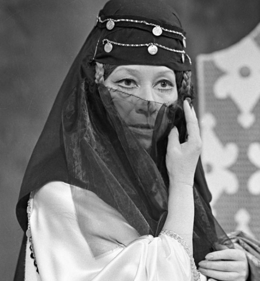 Irena Kwiatkowska w filmie "Dziewczęta w zasłonach"