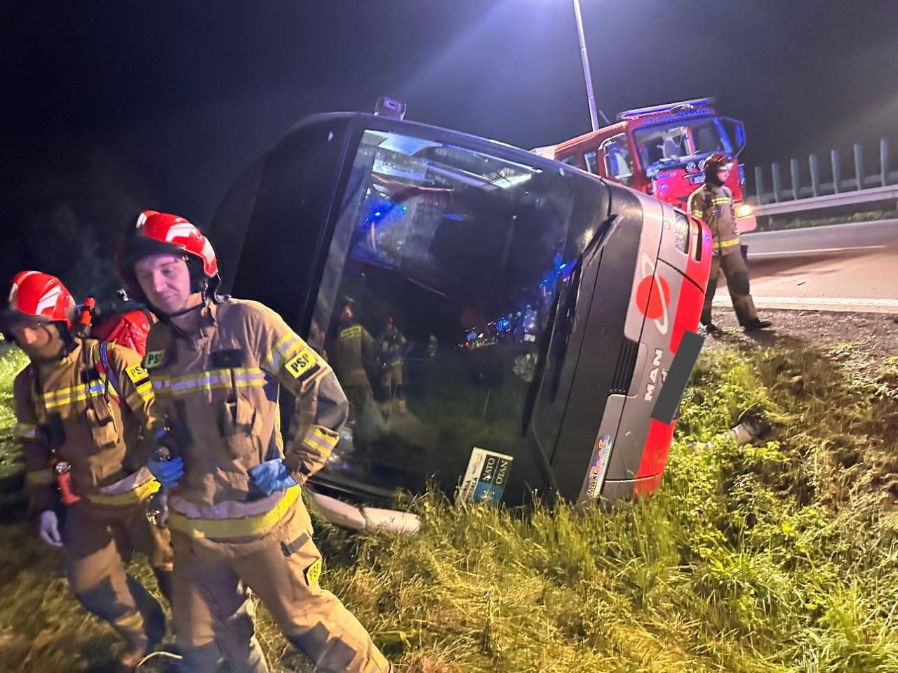 (fot. PSP Jawor) Wypadek autokaru z amerykańskimi żołnierzami 