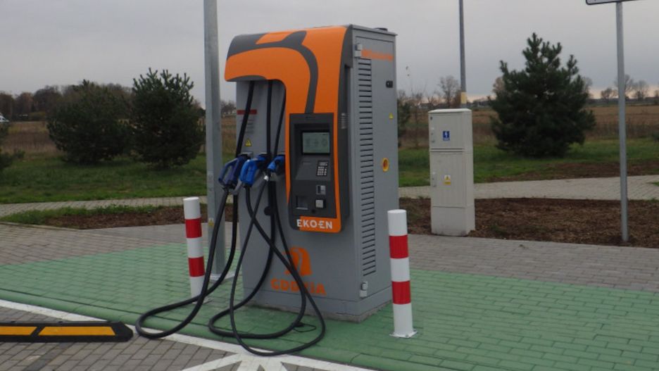 Szybkie ładowarki na MOP-ach.