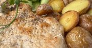 Zalewam nim schab i duszę pod przykryciem. Mięso wychodzi delikatne i bardzo soczyste