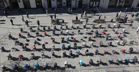 Lwów. Na rynku stanęło 109 wózków. Symbolizują najmłodsze ofiary wojny