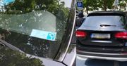 Warszawa. Luksusowy mercedes bez badań, za to z kserem karty parkingowej. Kierowca odmówił przyjęcia mandatu