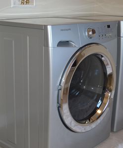 Chłopiec zginął podczas zabawy w chowanego. Utknął między pralką i suszarką