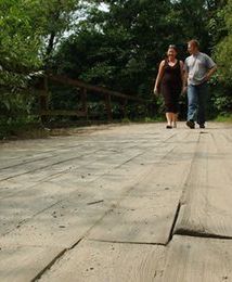 Mieszkańcy sami naprawili most, odpowiedzą za samowole budowlaną