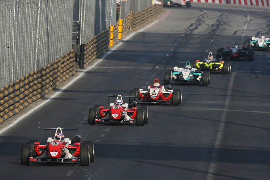 Prędkość osiągana przez bolid F3 - 250 km/h