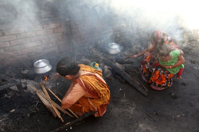 Bangladesz: Ponad 120 zabitych w pożarze fabryki tekstyliów
