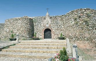 Cmentarze jak z bajki. Nad morzem, w górach