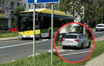 Zielona Góra: Audi uderzyło w autobus. Kierowca i pasażerowie uciekli