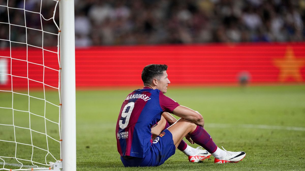 Barcelona's Robert Lewandowski reacts during the LaLiga soccer match played at Olympic Stadium in Barcelona, Catalonia, northeast Spain, 20 August 2023. EPA/Alejandro Garcia Dostawca: PAP/EPA.