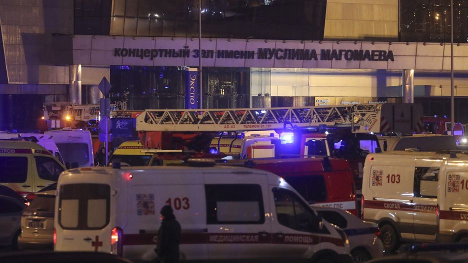 Emergency services vehicles near the burned Crocus City Hall concert venue following a shooting in Krasnogorsk, outside Moscow, Russia, 22 March 2024. A group of up to five gunmen has attacked the Crocus City Hall in the Moscow region, Russian emergency services said. At least 40 people were killed and more that 100 injured in the terrorist attack, the Russian intelligence service FSB said. EPA/MAXIM SHIPENKOV Dostawca: PAP/EPA.