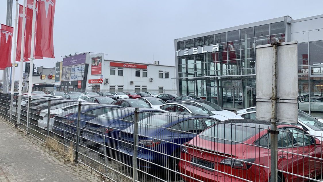 Dostawa pod salonem Tesli