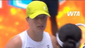 Iga podeszła do siatki. Kamera uchwyciła, jak się zachowała