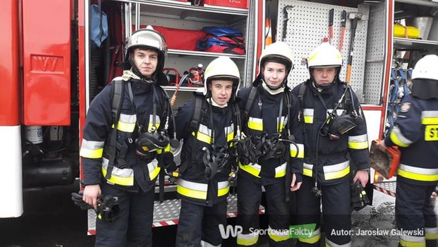 Jakub Jamróg (drugi z lewej) z kolegami z Ochotniczej Straży Pożarnej