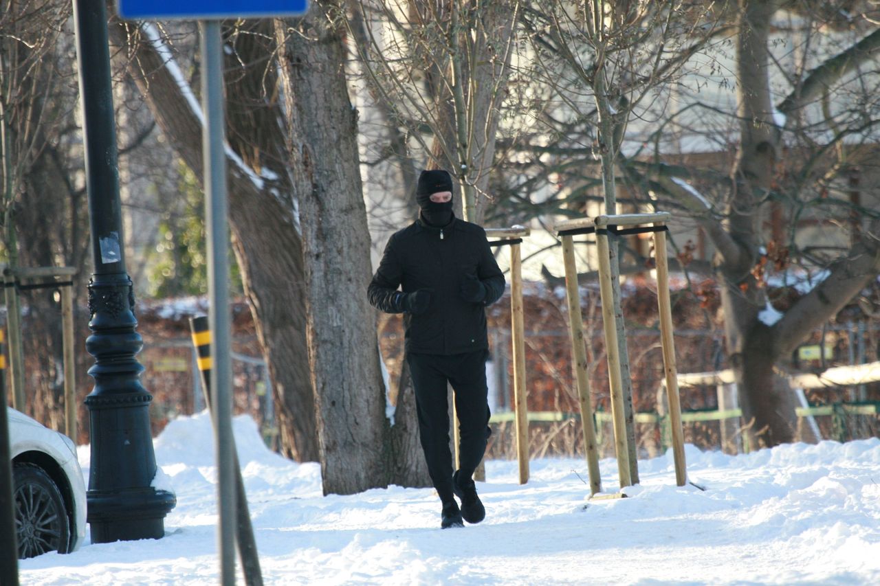 Donald Tusk postanowił wybrać się na jogging. Ubrany ciepło, w kominiarce 