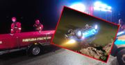 O krok od tragedii. Auto dachowało i wpadło do wody